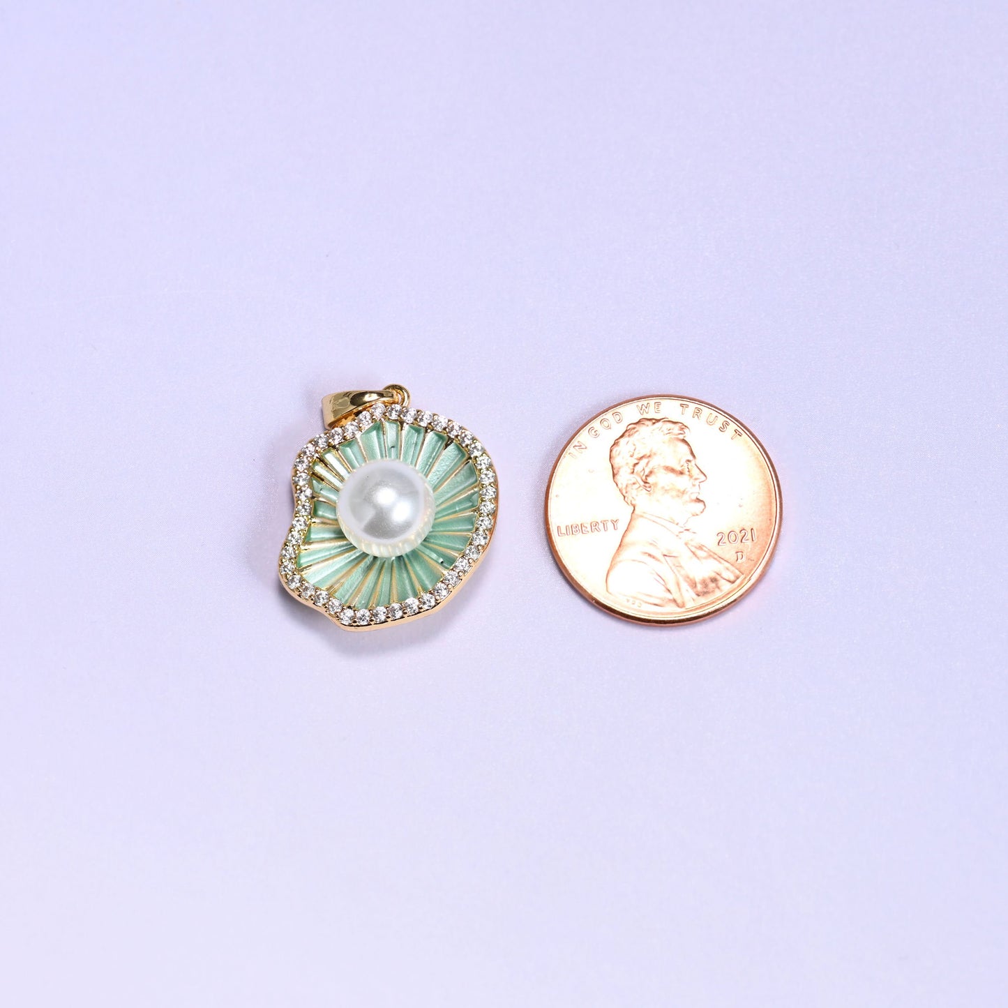 18K gold plated brass shell pearl charm pendant, approx 20.61mm x 16.92mm