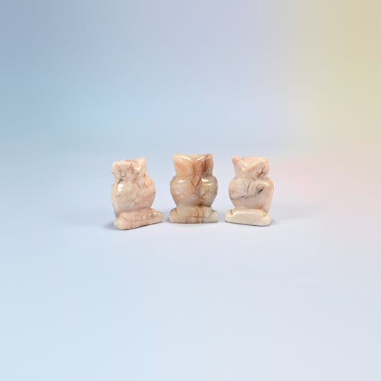 Owl crystal carving in pink aventurine, peach-pink natural stone