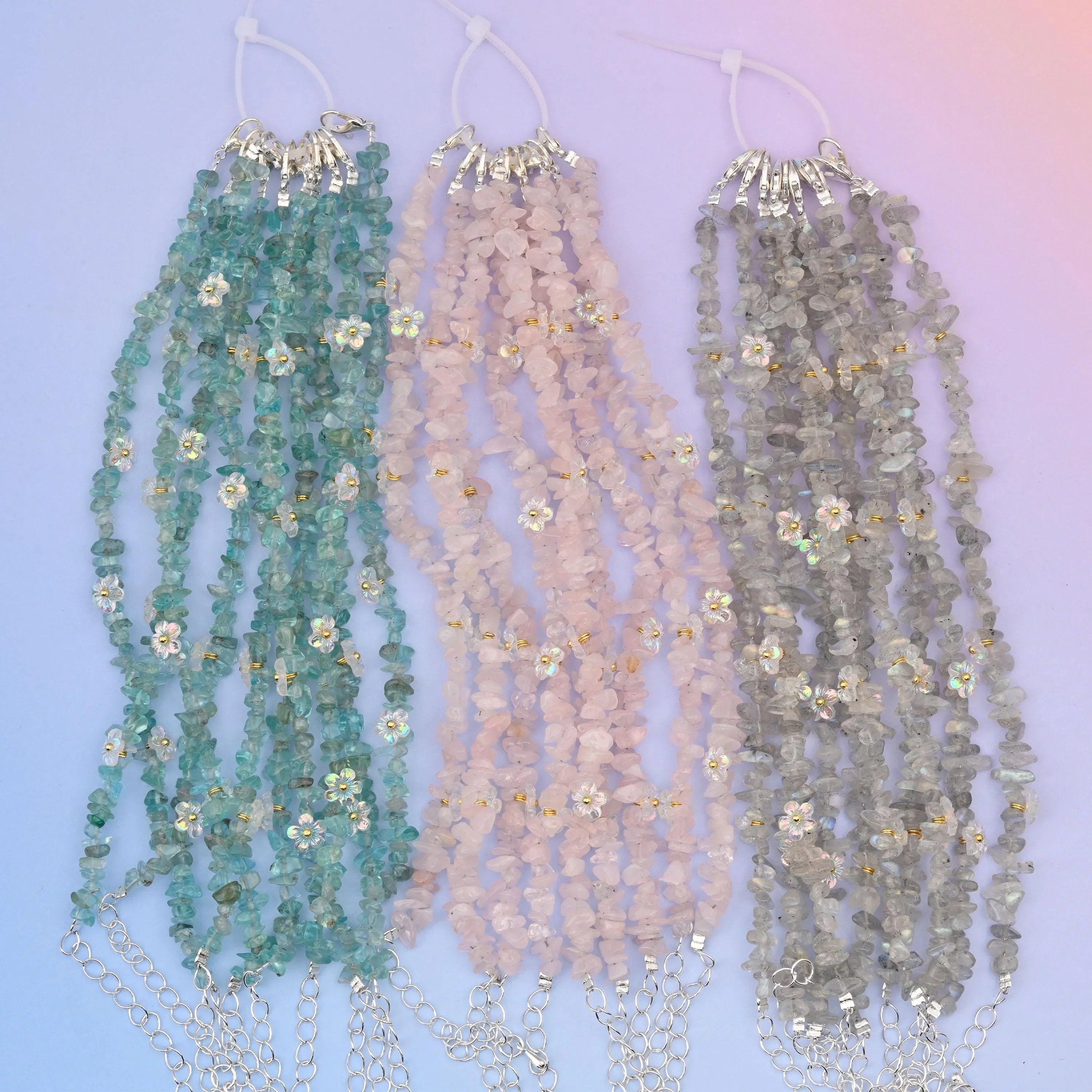 Tumbled gemstone chip bracelet with white flower beads