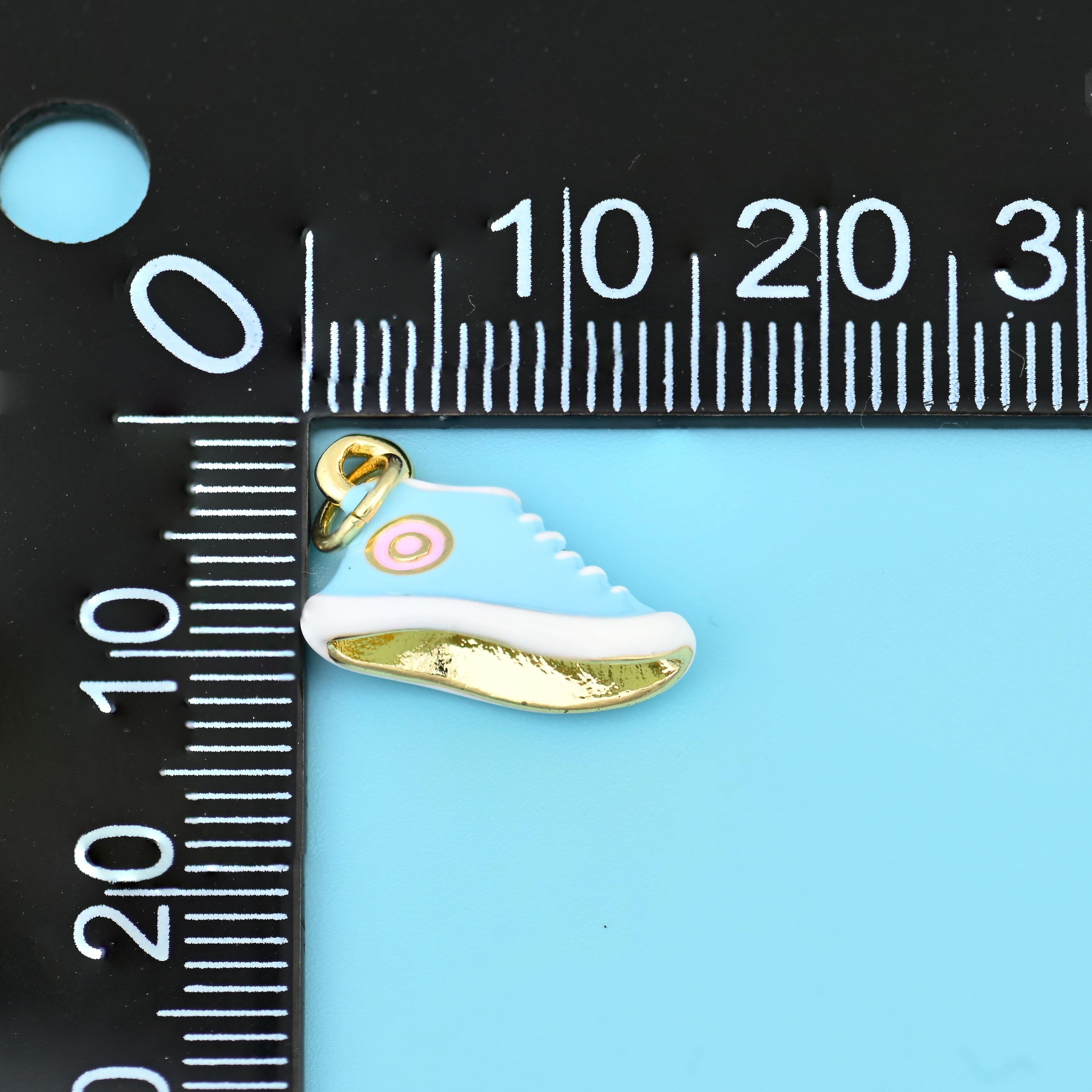 Enamel sneaker pendant in light blue, a single 16.8x11mm high-top charm with white laces and sole trim, a pink circle on the side and a gold sole