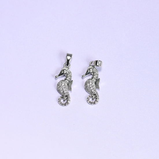 18K gold plated brass seahorse charm pendant, approx 20.61mm x 8.15mm