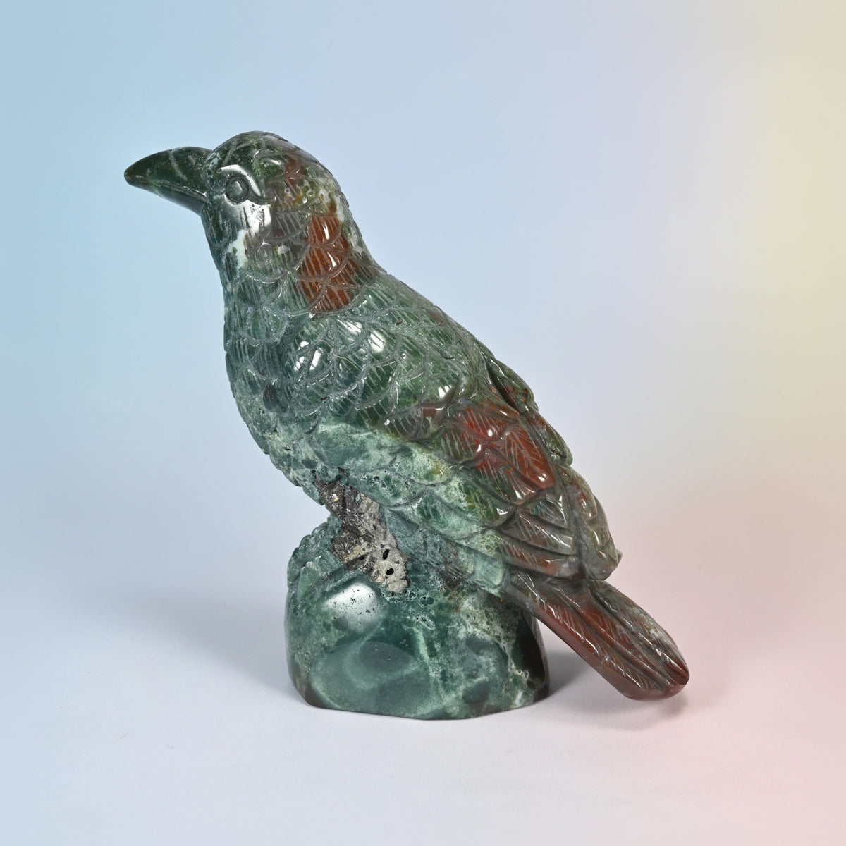 Natural Indian agate crow carving facing left, layered feathers and long curved beak