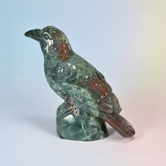 Natural Indian agate crow carving facing left, layered feathers and long curved beak