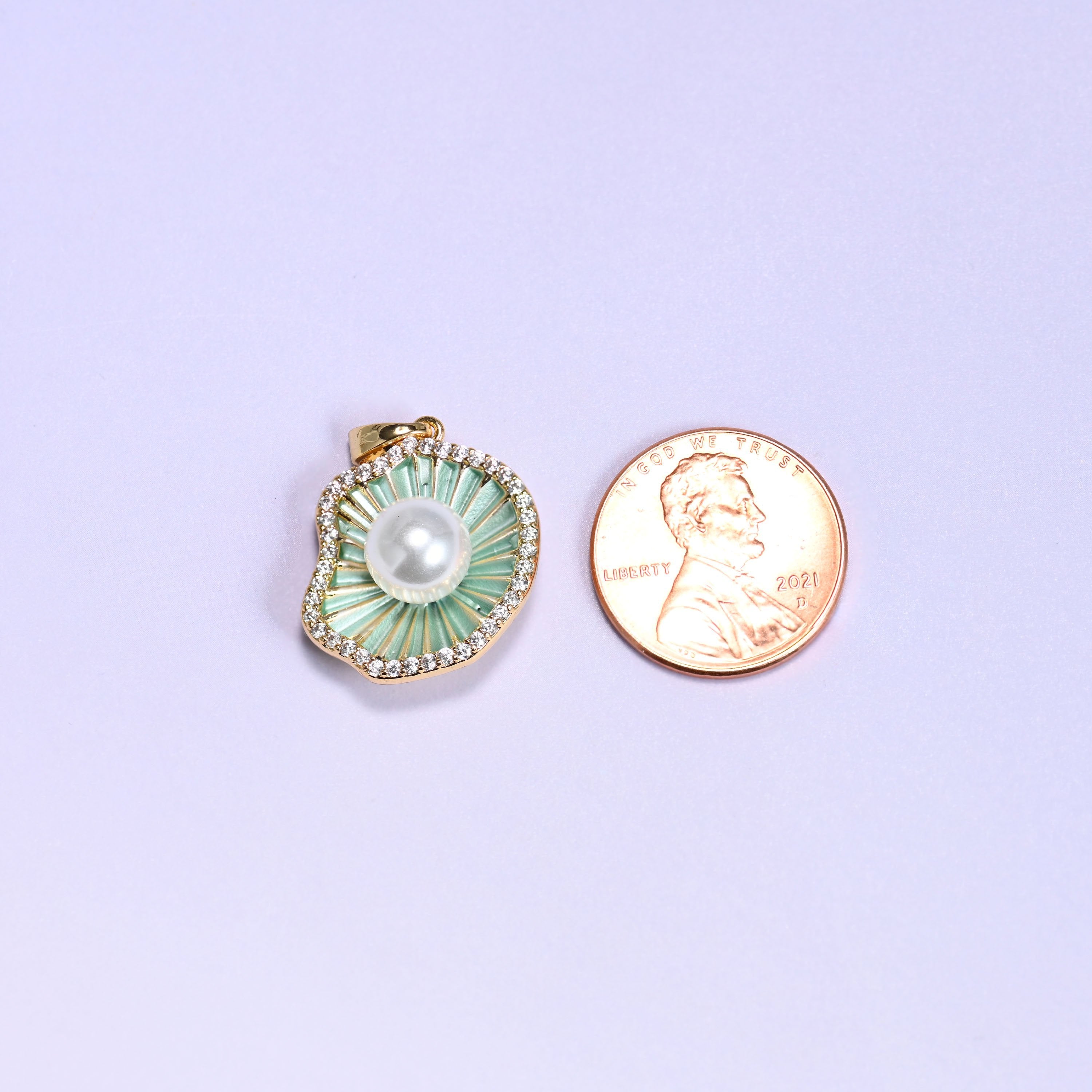 18K gold plated brass shell pearl charm pendant, approx 20.61mm x 16.92mm