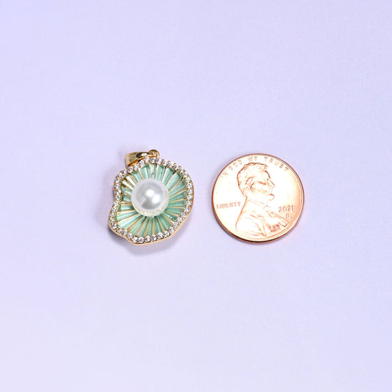 18K gold plated brass shell pearl charm pendant, approx 20.61mm x 16.92mm