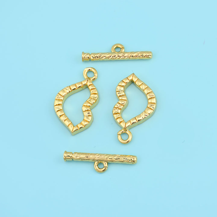 Lips toggle clasp, 18.5 x 10.80mm, 2.31mm thick, with a matching textured bar.