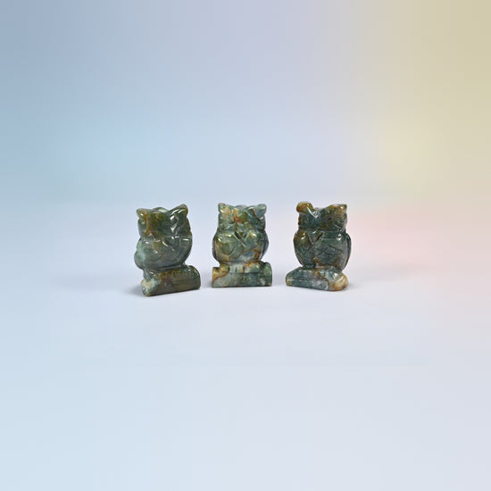 Owl crystal carving in moss agate, green natural stone with moss patterns